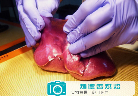 如何使用拉糖制作玫瑰花