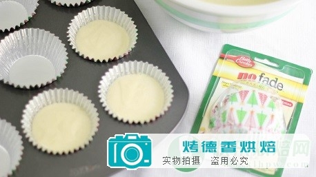 如何制作圣诞小精灵纸杯蛋糕
