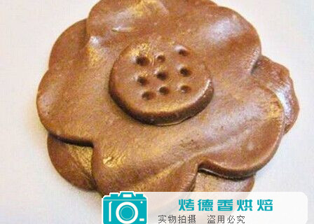 烘焙装饰巧克力花朵怎么制作