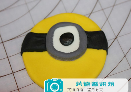 纸杯蛋糕可爱小黄人翻糖装饰制作方法