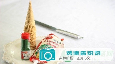 如何制作圣诞小精灵纸杯蛋糕