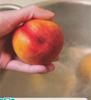 如何简易地给桃类水果削皮