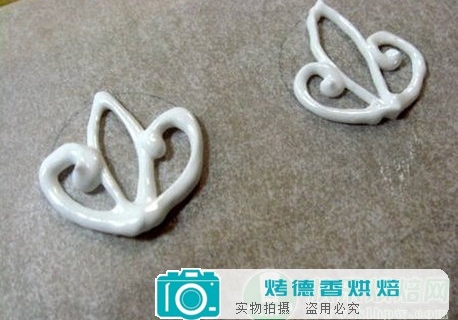 怎样用蛋白糖霜装饰姜饼屋