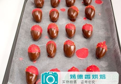 教您制作造型可爱的巧克力草莓小蛋糕
