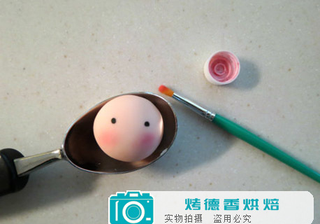 如何制作可爱小女巫蛋糕顶饰