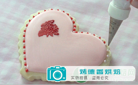 如何用型版喷刷技术装饰曲奇