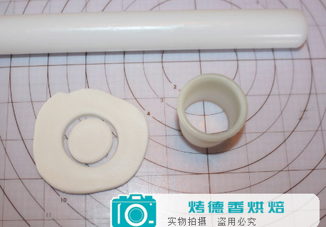 纸杯蛋糕可爱小黄人翻糖装饰制作方法