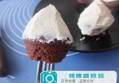 如何制作纸杯蛋糕的翻糖玫瑰花