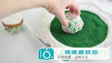 如何制作圣诞小精灵纸杯蛋糕