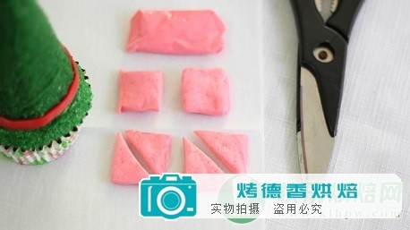 如何制作圣诞小精灵纸杯蛋糕
