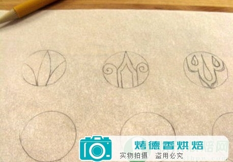 怎样用蛋白糖霜装饰姜饼屋