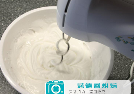 如何制作蛋白糖霜