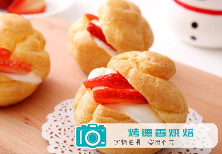 回味无穷的草莓奶油泡芙烘焙食谱
