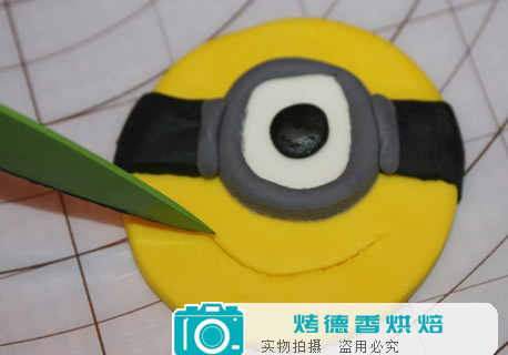 纸杯蛋糕可爱小黄人翻糖装饰制作方法