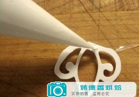 怎样用蛋白糖霜装饰姜饼屋