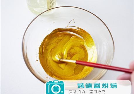 如何制作时尚大气的羽毛纸杯蛋糕