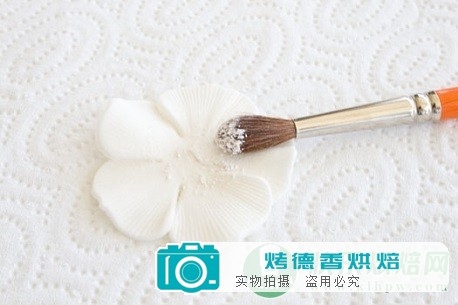 如何制作干佩斯胸针糖花