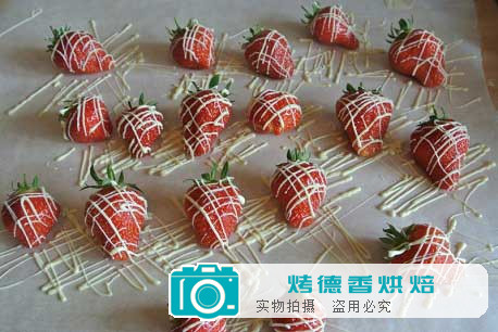 白巧克力草莓蛋糕的制作方法