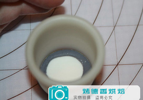 纸杯蛋糕可爱小黄人翻糖装饰制作方法