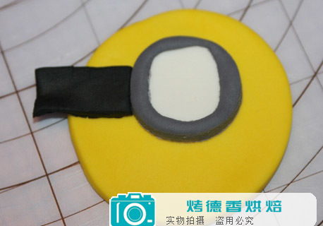 纸杯蛋糕可爱小黄人翻糖装饰制作方法