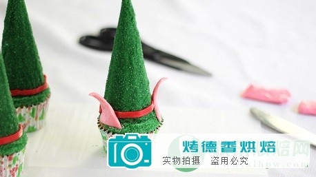 如何制作圣诞小精灵纸杯蛋糕