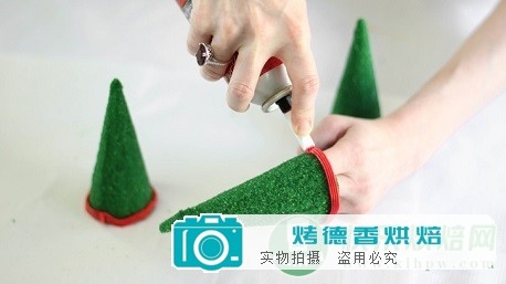 如何制作圣诞小精灵纸杯蛋糕