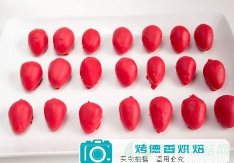 教您制作造型可爱的巧克力草莓小蛋糕