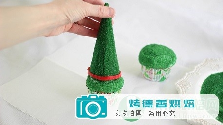 如何制作圣诞小精灵纸杯蛋糕