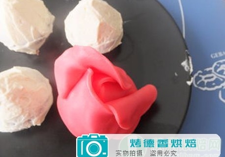 如何制作纸杯蛋糕的翻糖玫瑰花