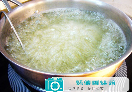 如何使用拉糖制作玫瑰花