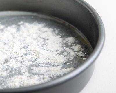 蛋糕烤盘的准备工作