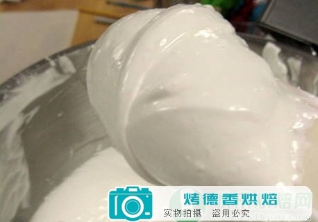 怎样用蛋白糖霜装饰姜饼屋