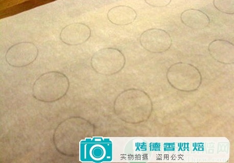 怎样用蛋白糖霜装饰姜饼屋