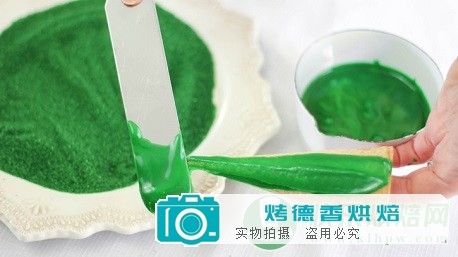 如何制作圣诞小精灵纸杯蛋糕