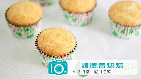 如何制作圣诞小精灵纸杯蛋糕