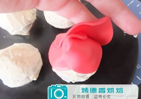 如何制作纸杯蛋糕的翻糖玫瑰花