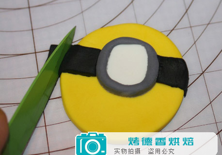 纸杯蛋糕可爱小黄人翻糖装饰制作方法