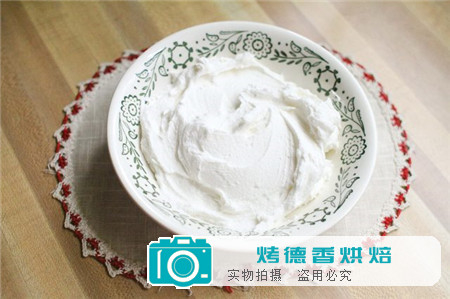 如何家庭制作美味的奶油乳酪糖霜