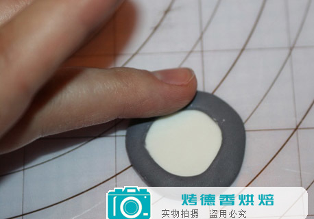 纸杯蛋糕可爱小黄人翻糖装饰制作方法