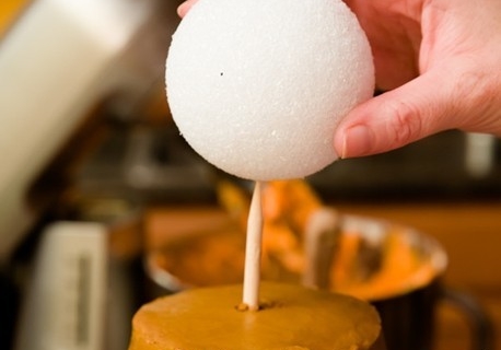 怎样用纸杯蛋糕装饰多层蛋糕