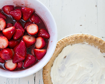 简易便捷的草莓双层奶油派制作方法