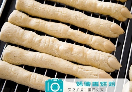如何制作万圣节死亡手指饼干