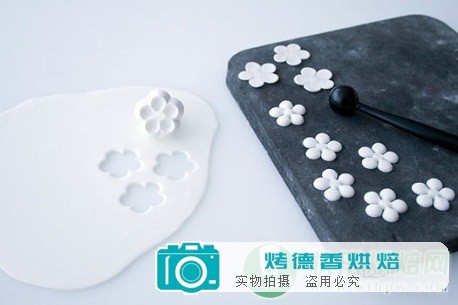 用干佩斯制作草莓的小技巧