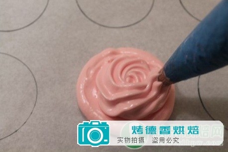 如何制作玫瑰蛋白甜饼