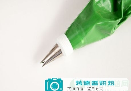 教您制作造型可爱的巧克力草莓小蛋糕