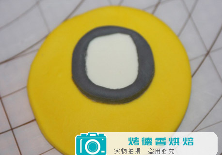 纸杯蛋糕可爱小黄人翻糖装饰制作方法