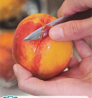 如何简易地给桃类水果削皮