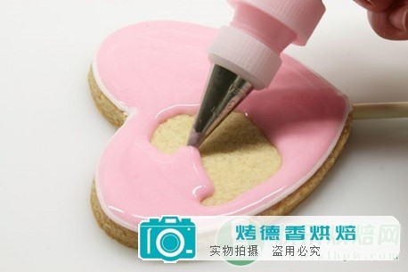 如何用蛋白糖霜装饰曲奇饼干