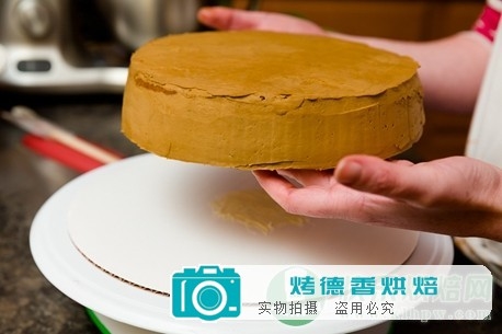 怎样用纸杯蛋糕装饰多层蛋糕