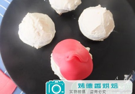 如何制作纸杯蛋糕的翻糖玫瑰花
